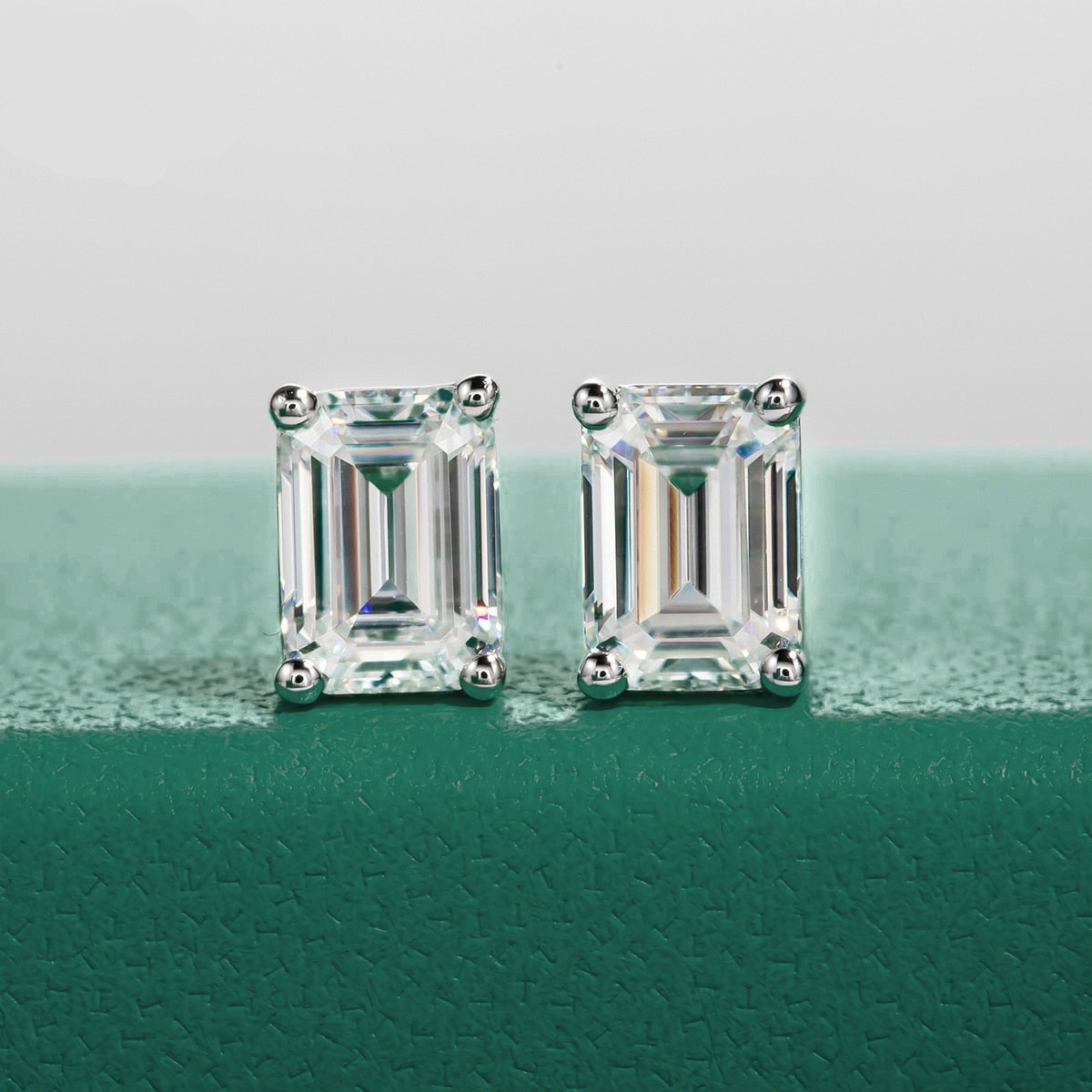 Brinco de Moissanite Lapidação Esmeralda em Prata S925 com Haste em Ouro 10k - Yuna Joias - Yuna Joias