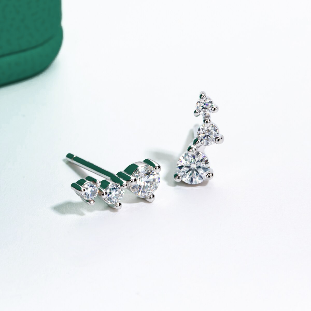 Brincos Triângulo de Moissanite em Prata 925 com Banho de Ouro Branco 18k – Yuna Joias - Yuna Joias