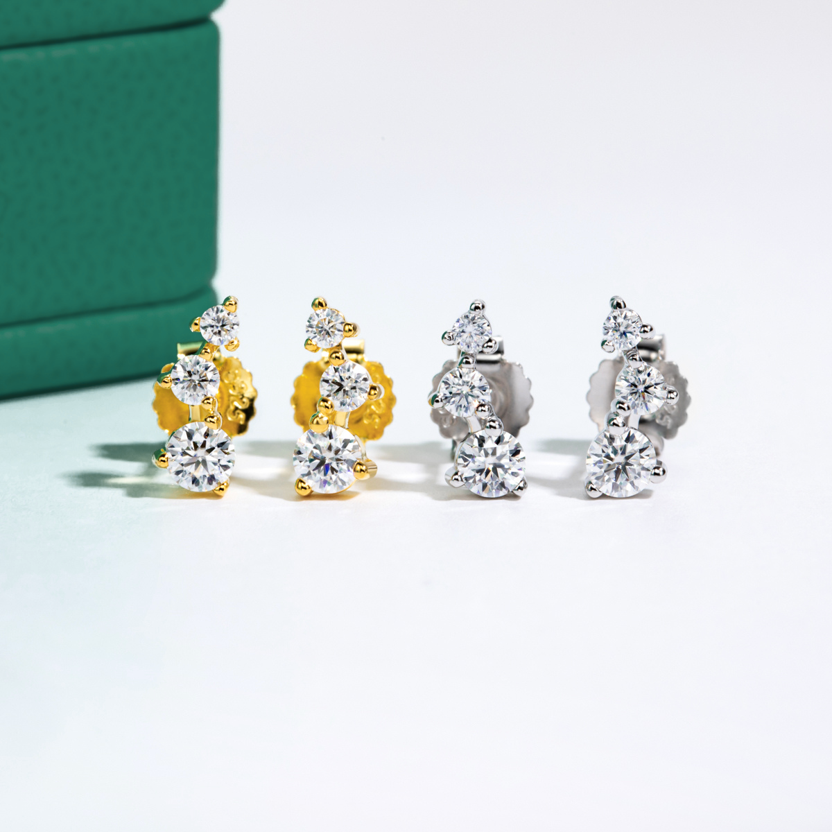 Brincos Triângulo de Moissanite em Prata 925 com Banho de Ouro Branco 18k – Yuna Joias - Yuna Joias