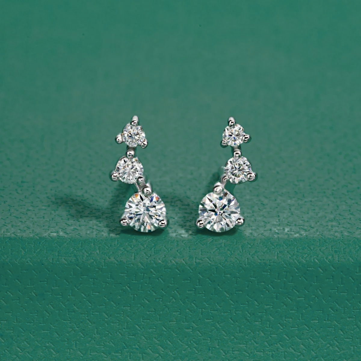 Brincos Triângulo de Moissanite em Prata 925 com Banho de Ouro Branco 18k – Yuna Joias - Yuna Joias