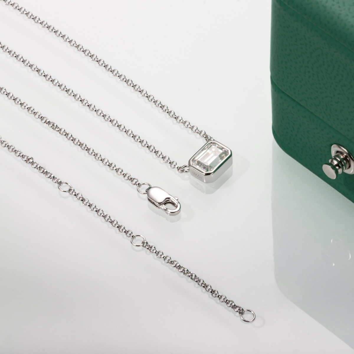 Colar com Moissanite Lapidação Esmeralda em Prata 925 e Ouro Branco 18K – Yuna Joias - Yuna Joias