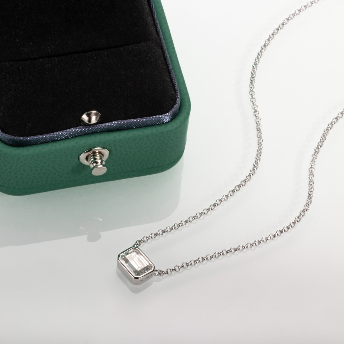 Colar com Moissanite Lapidação Esmeralda em Prata 925 e Ouro Branco 18K – Yuna Joias - Yuna Joias