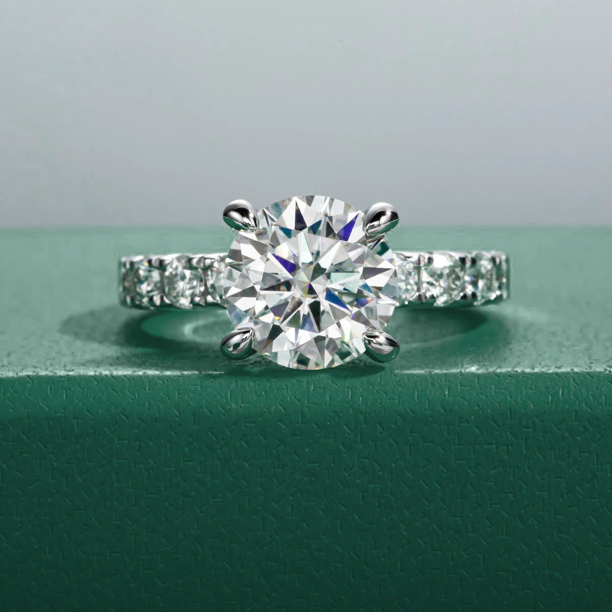 Anel Jasmin com Moissanite 4.3ct + Aliança Wedding – Prata 925 com Ouro Branco 18k - Yuna Joias