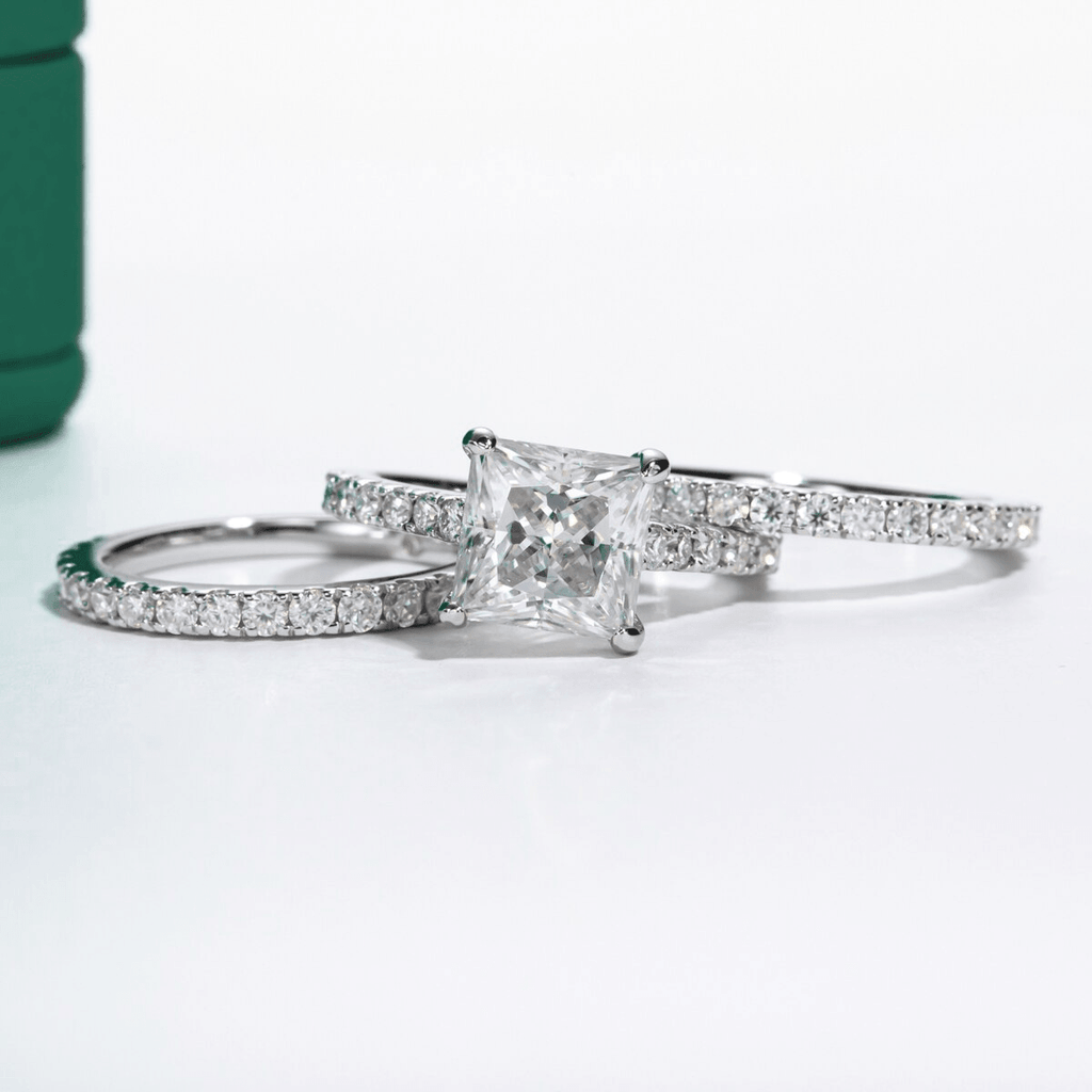 Conjunto de anéis com design princesa, moissanite quadrado central e diamantes ao redor em destaque