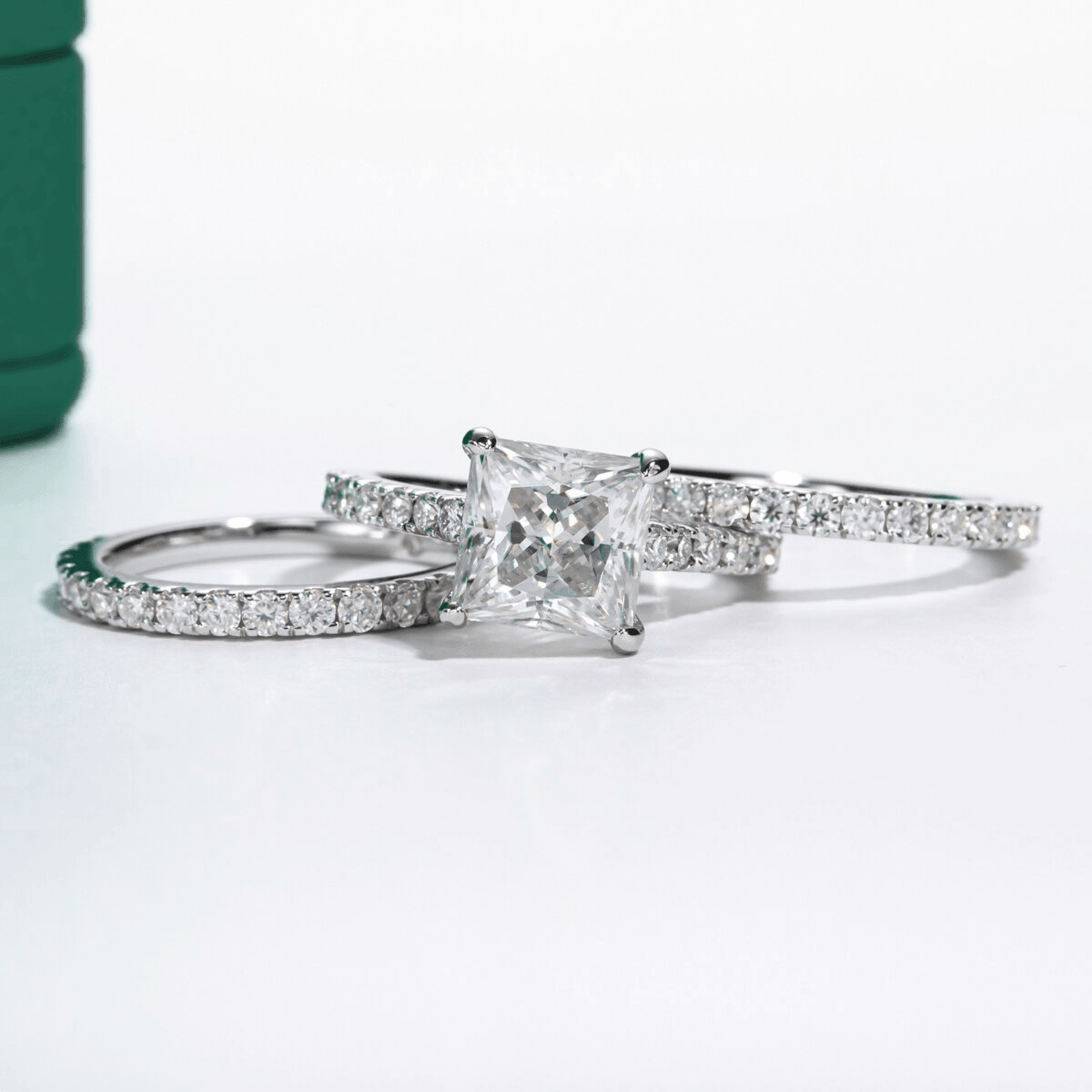 Conjunto de anéis com design princesa, moissanite quadrado central e diamantes ao redor em destaque