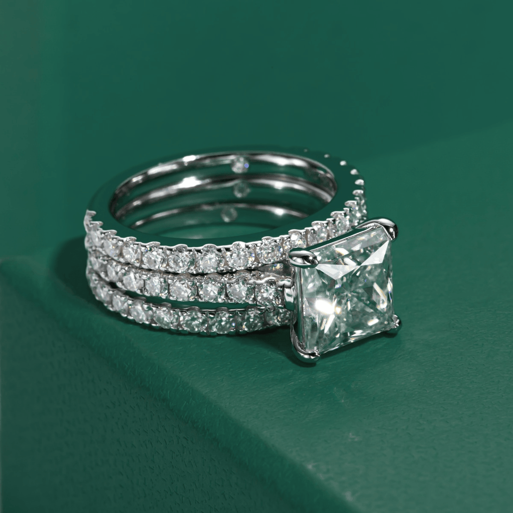 Conjunto de anéis em prata com pedra quadrada de moissanite e detalhes em diamantes