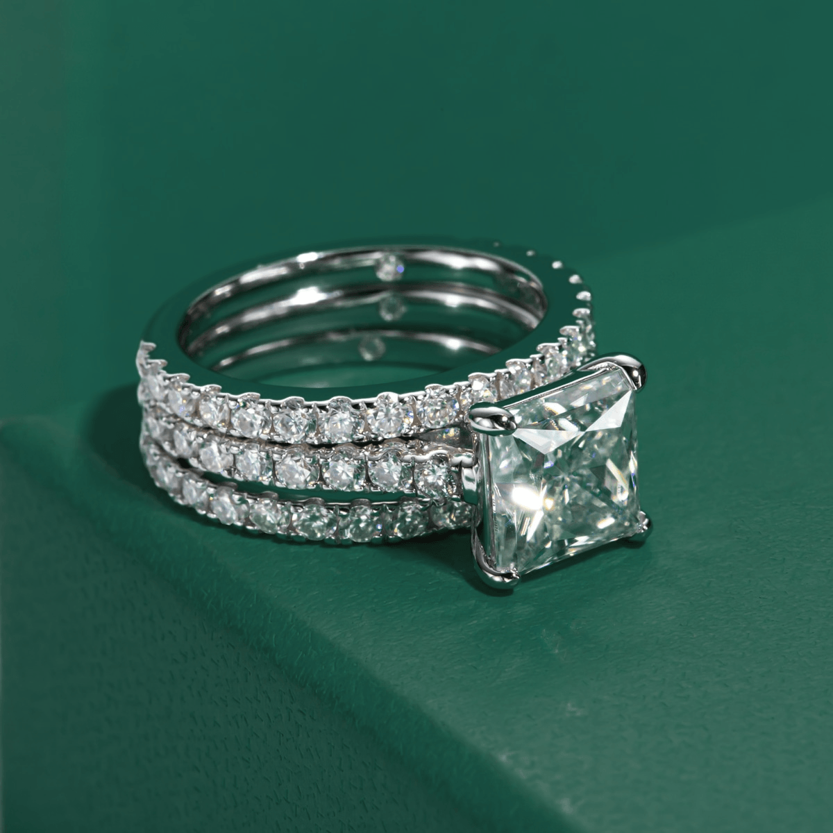 Conjunto de anéis em prata com pedra quadrada de moissanite e detalhes em diamantes