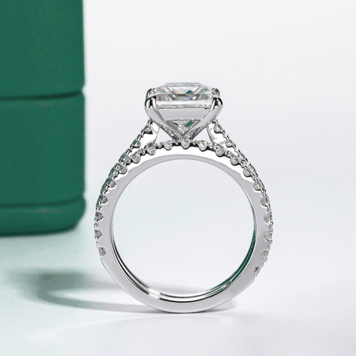 Anel de noivado de prata com pedra moissanite quadrada e pequenas pedras ao redor da aliança