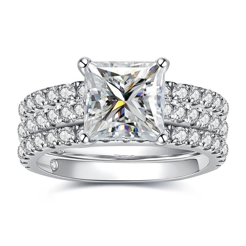 Anel feminino de prata com pedra central quadrada moissanite e fileiras de pequenos diamantes ao redor