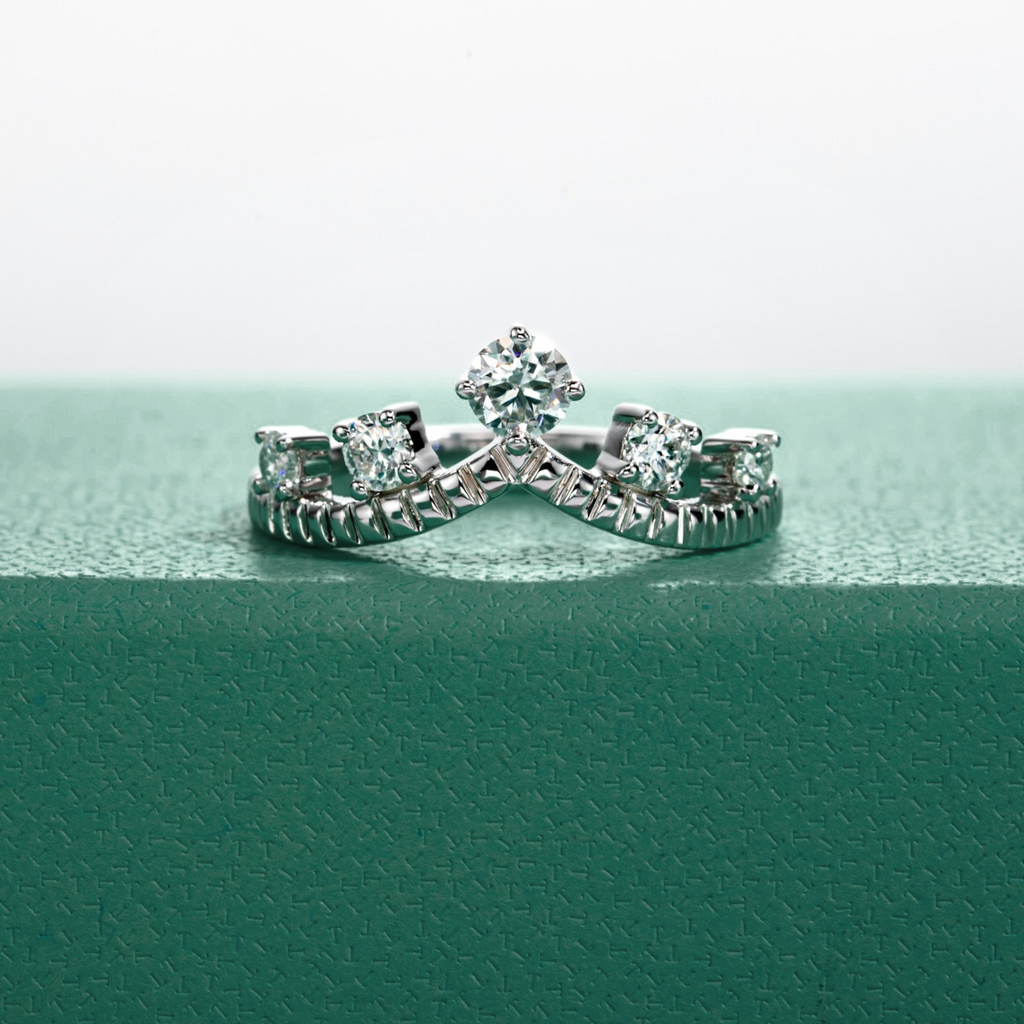 Meia Aliança em Ouro 18k com Moissanite Central e Laterais - Yuna Joias - Yuna Joias