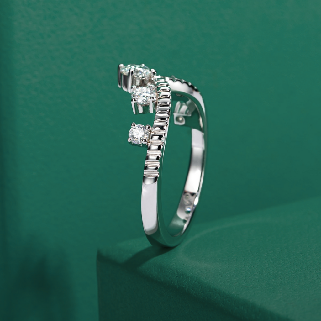 Meia Aliança em Ouro 18k com Moissanite Central e Laterais - Yuna Joias - Yuna Joias