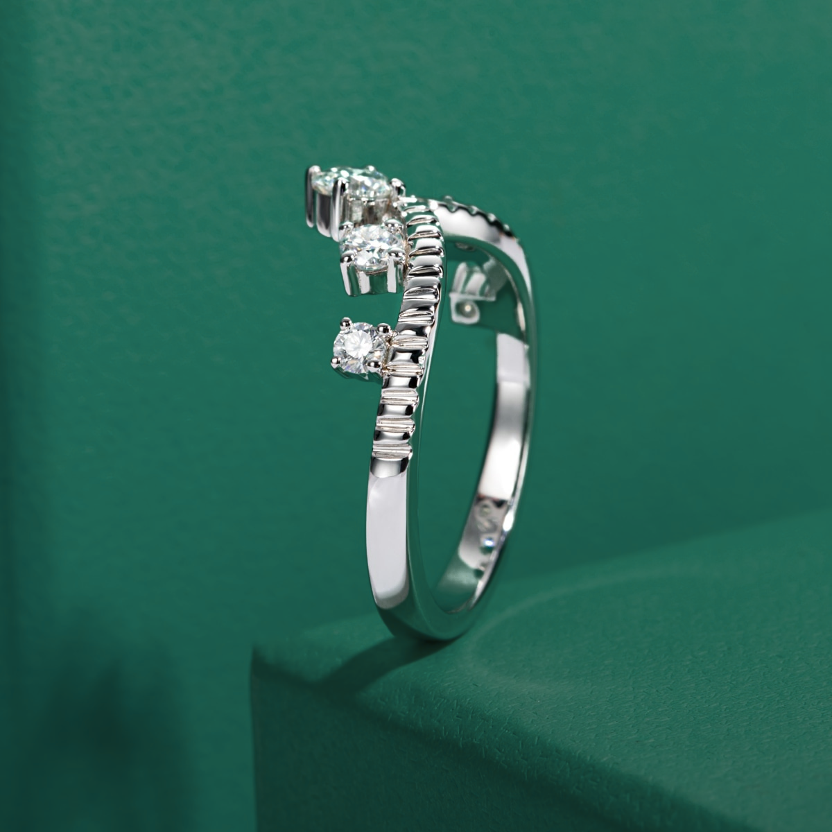 Meia Aliança em Ouro 18k com Moissanite Central e Laterais - Meia Aliança