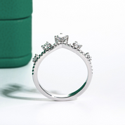 Meia Aliança em Ouro 18k com Moissanite Central e Laterais - Yuna Joias - Yuna Joias