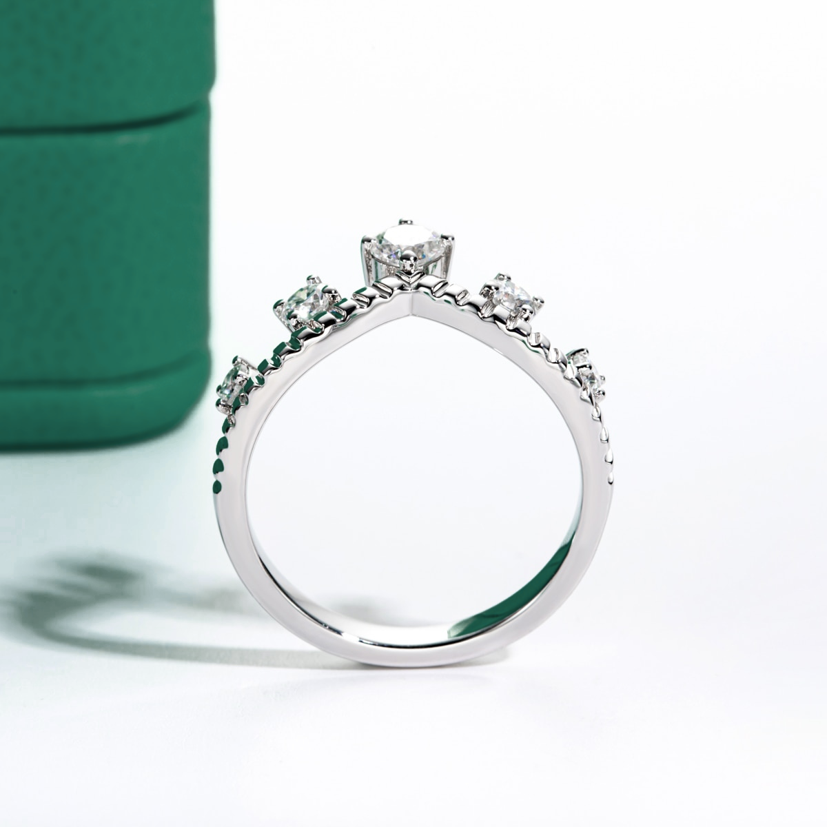 Meia Aliança em Ouro 18k com Moissanite Central e Laterais - Meia Aliança