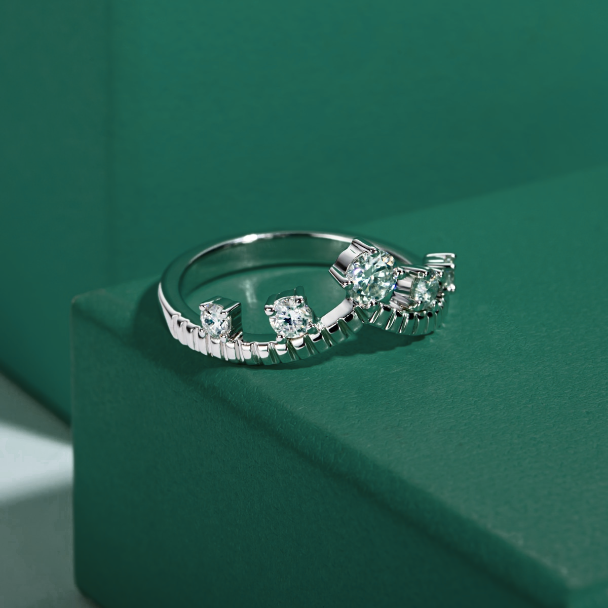 Meia Aliança em Ouro 18k com Moissanite Central e Laterais - Meia Aliança