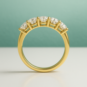 Meia Aliança em Ouro Amarelo 18k com Moissanites - Yuna Joias - Yuna Joias