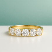 Meia Aliança em Ouro Amarelo 18k com Moissanites - Yuna Joias - Yuna Joias