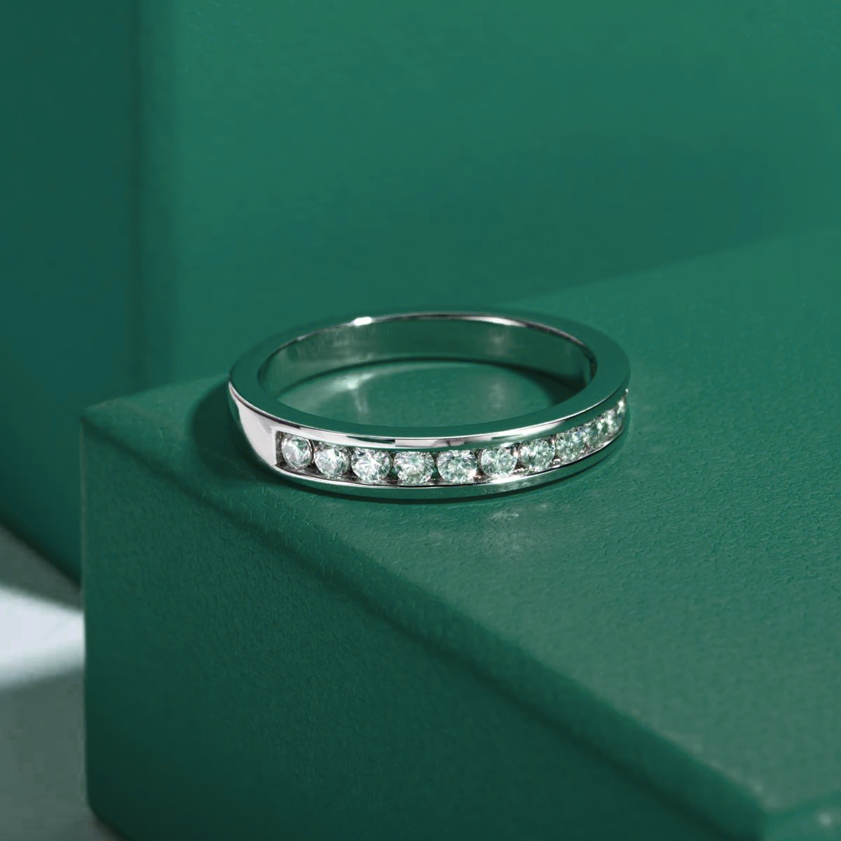 Meia Aliança em Ouro Branco 18k com Moissanites Brilhantes - 11 - Meia Aliança