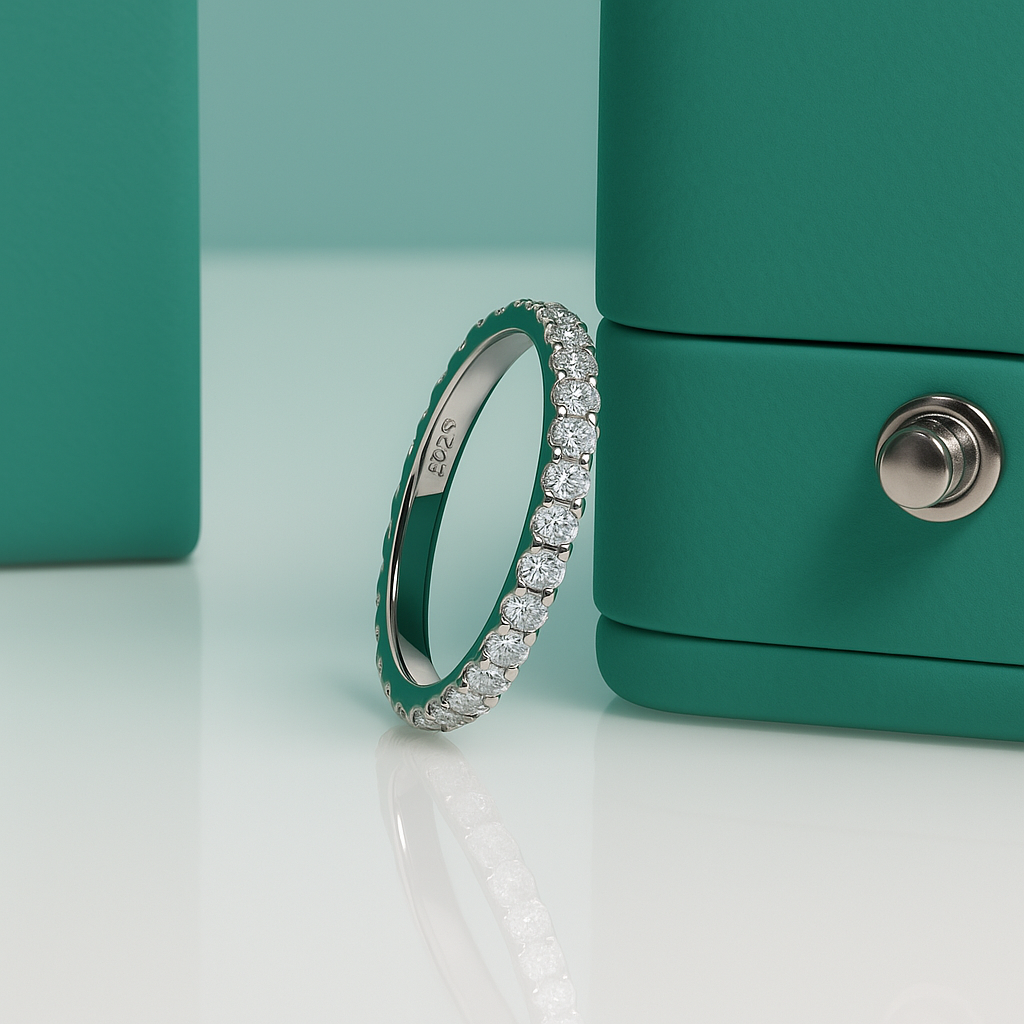 Meia Aliança em Ouro Branco 18k com Moissanites Delicados - Yuna Joias - Yuna Joias