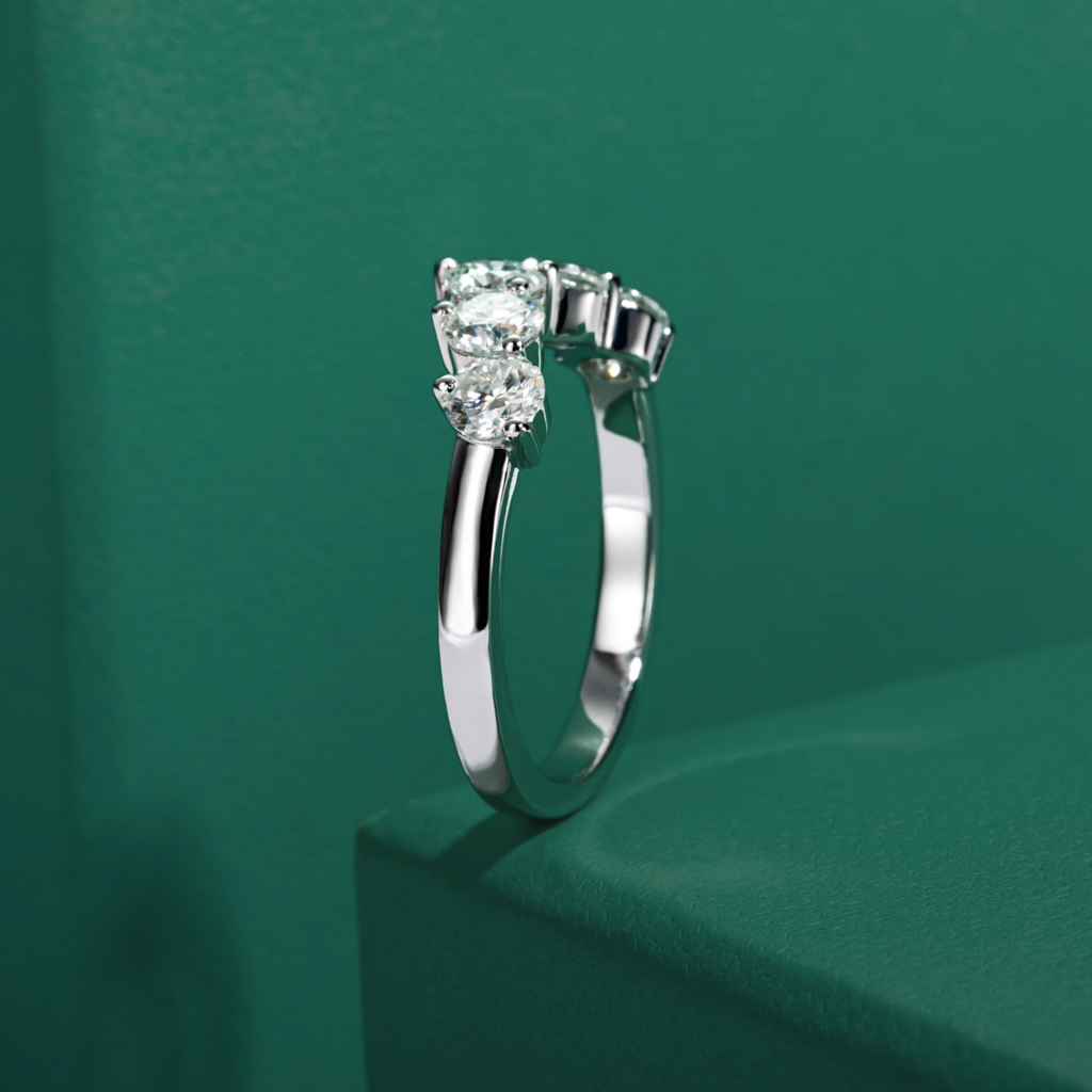 Meia Aliança Union com Moissanites Brilhantes em Prata 925 com Ouro Branco 18k - Yuna Joias - Yuna Joias