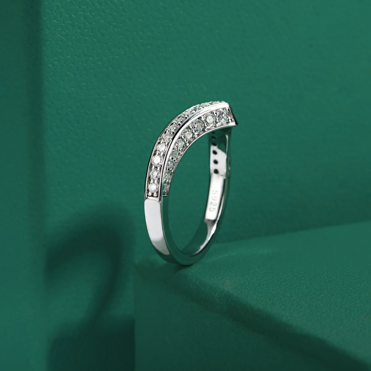 Meia Aliança em Ouro Branco com Moissanites da Yuna Joias - Meia Aliança