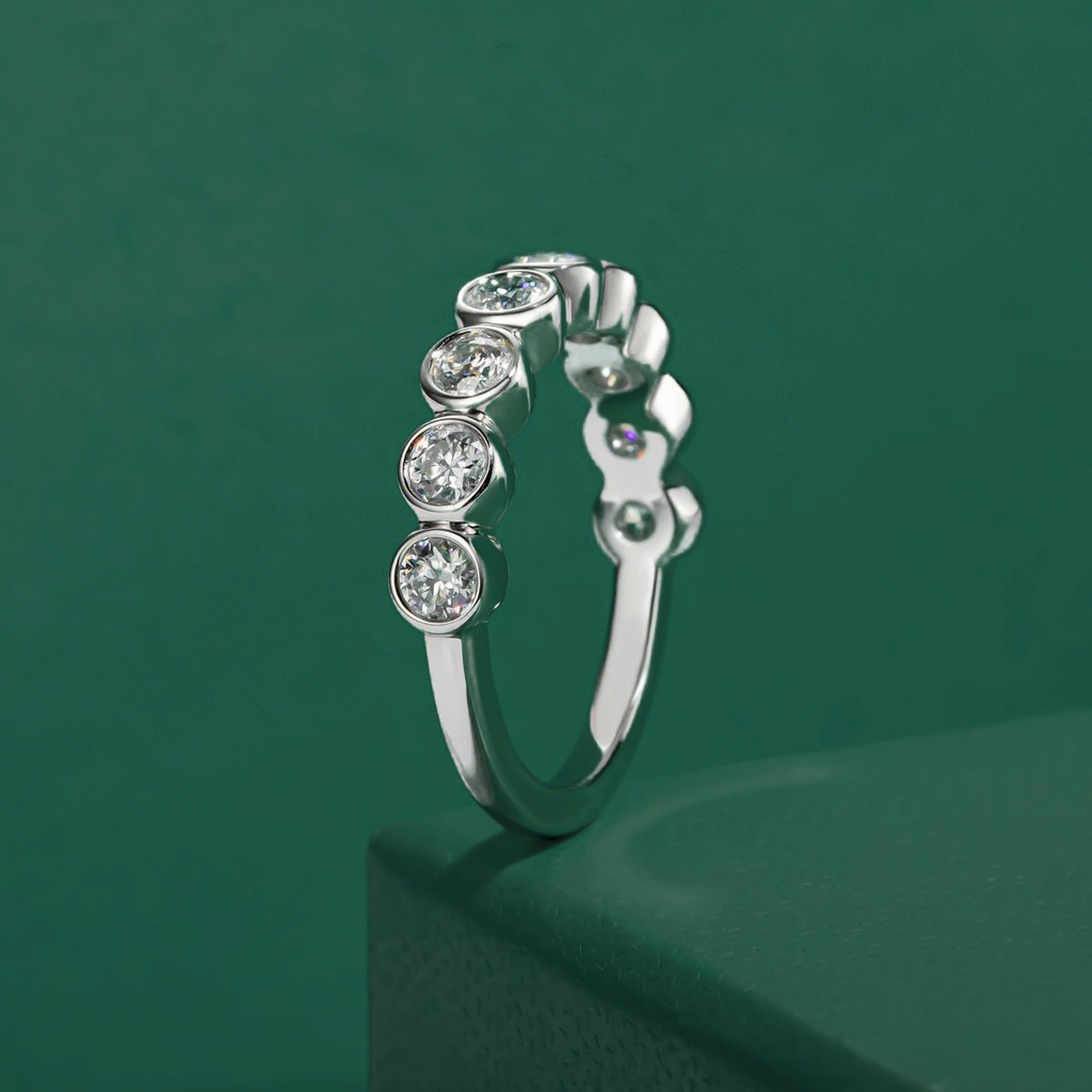 Meia Aliança com Moissanites D-VVS1 em Prata 925 com Ouro Branco – Yuna Joias - Yuna Joias