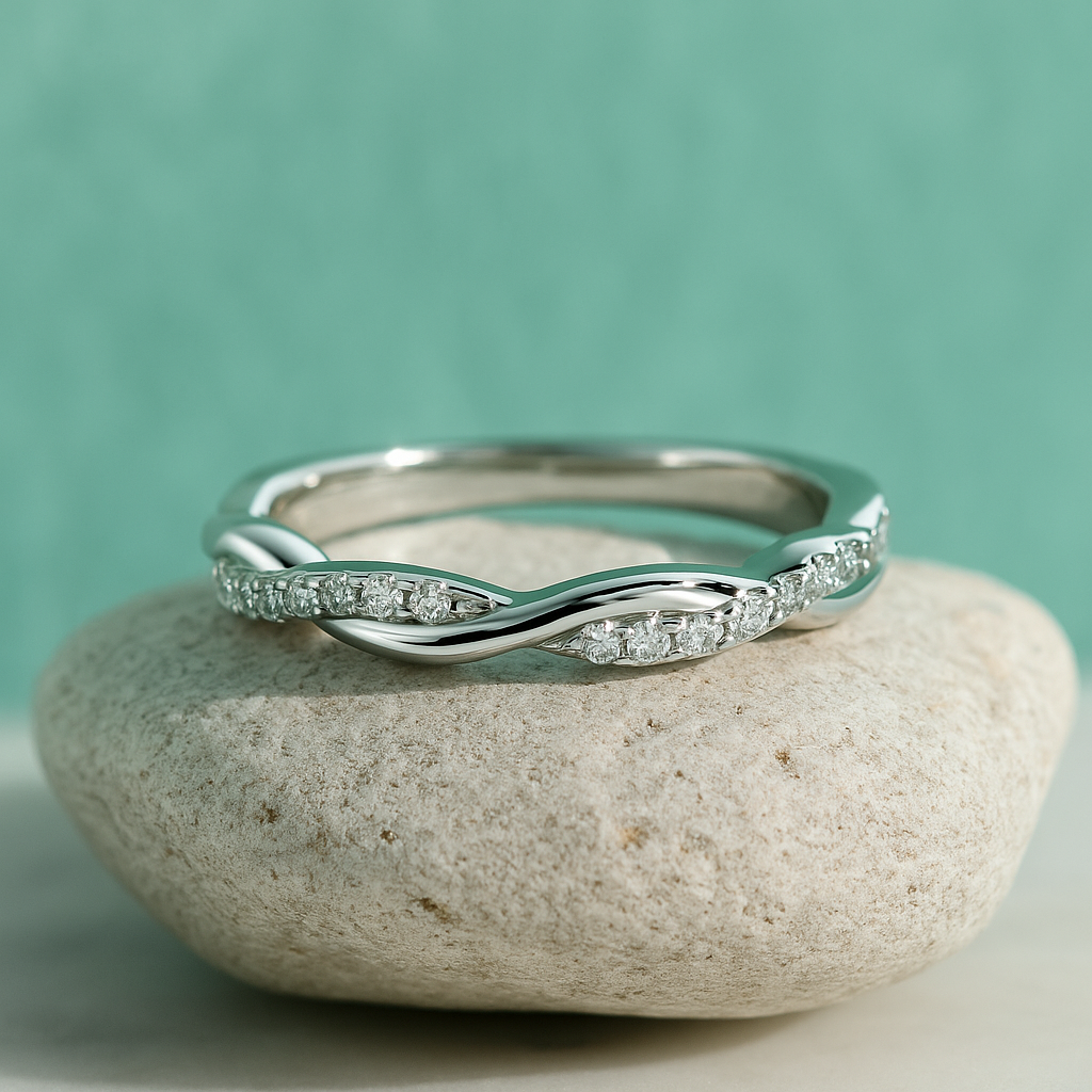 Meia Aliança Entrelaçada com Moissanites em Prata 925 com Ouro Branco 18k - Yuna Joias - Yuna Joias