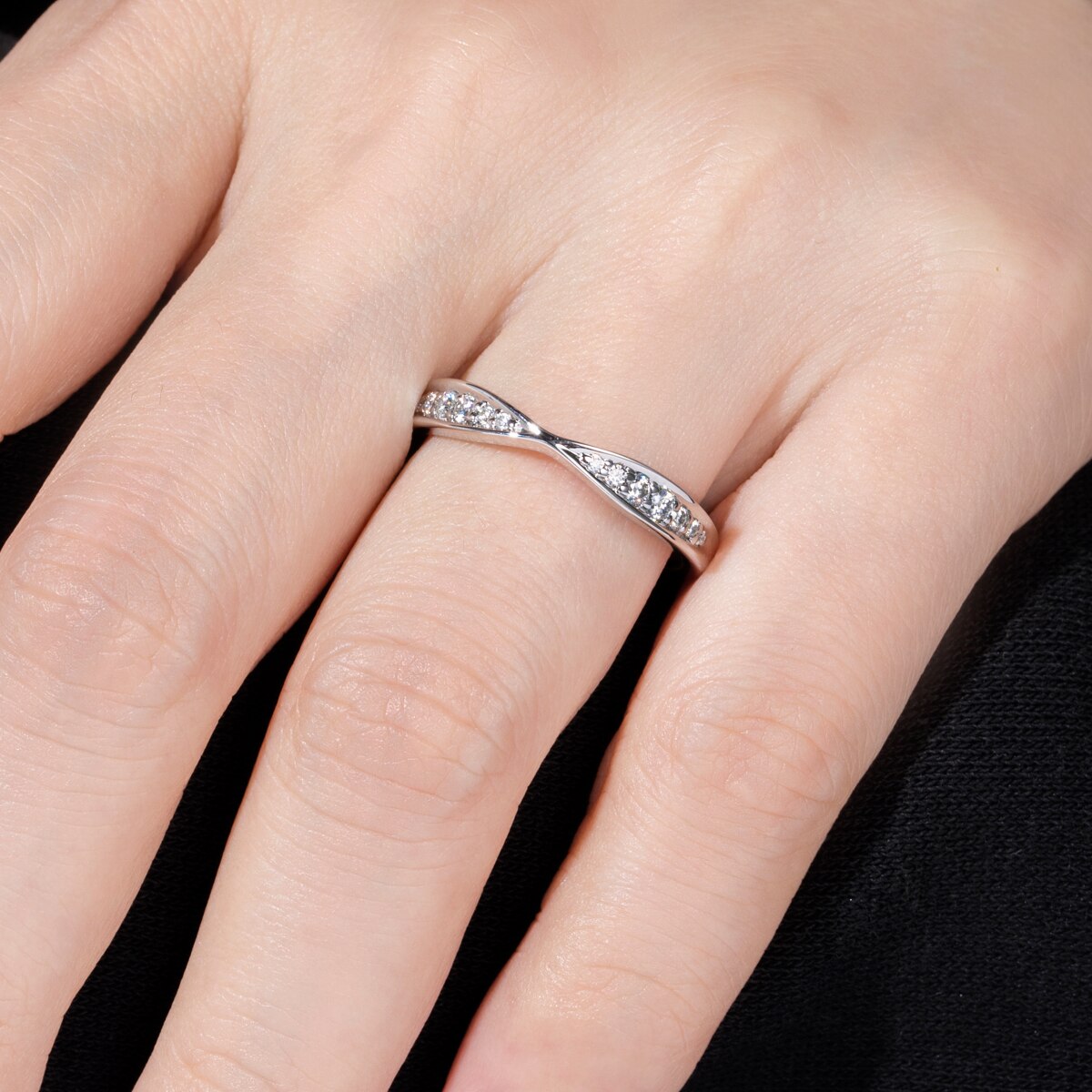 Meia Aliança Infinity em Ouro Branco 18k com Moissanites Tamanhos Variados - Meia Aliança