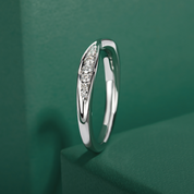 Meia Aliança Infinity em Prata 925 com Moissanites e Banho de Ouro Branco 18K – Yuna Joias - Yuna Joias