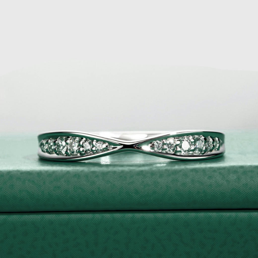 Meia Aliança Infinity em Prata 925 com Moissanites e Banho de Ouro Branco 18K – Yuna Joias - Yuna Joias