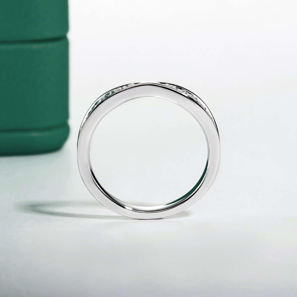 Meia Aliança Infinity em Ouro Branco 18k com Moissanites Tamanhos Variados - Meia Aliança