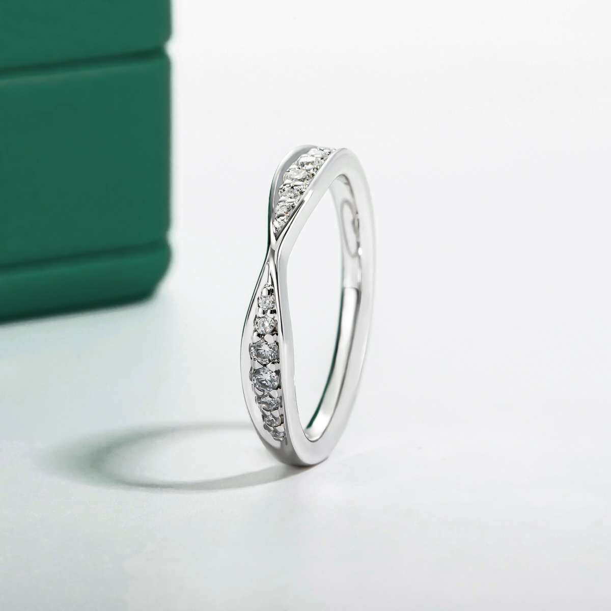 Meia Aliança Infinity em Ouro Branco 18k com Moissanites Tamanhos Variados - Meia Aliança