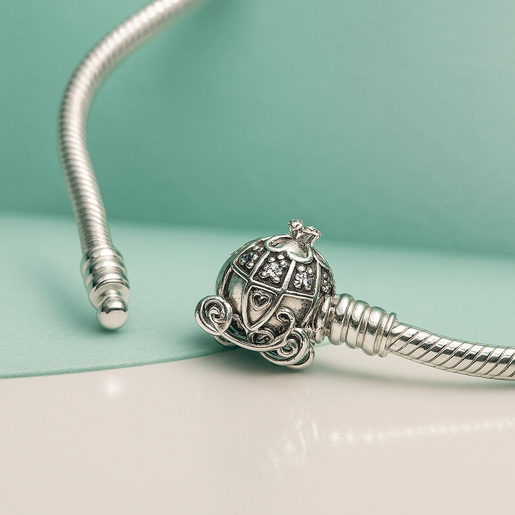 Pulseira de prata 925 com berloque carruagem detalhada em fundo verde