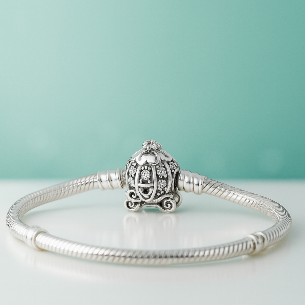 Pulseira berloque em prata 925 com pingente carruagem estilo Cinderela e detalhes em pedras brilhantes