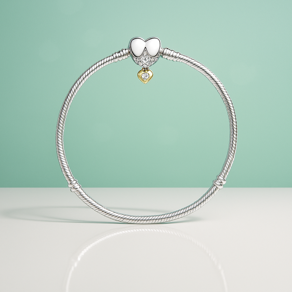 Pulseira de prata com pingente de coração branco e dourado cravejado de pedras brilhantes